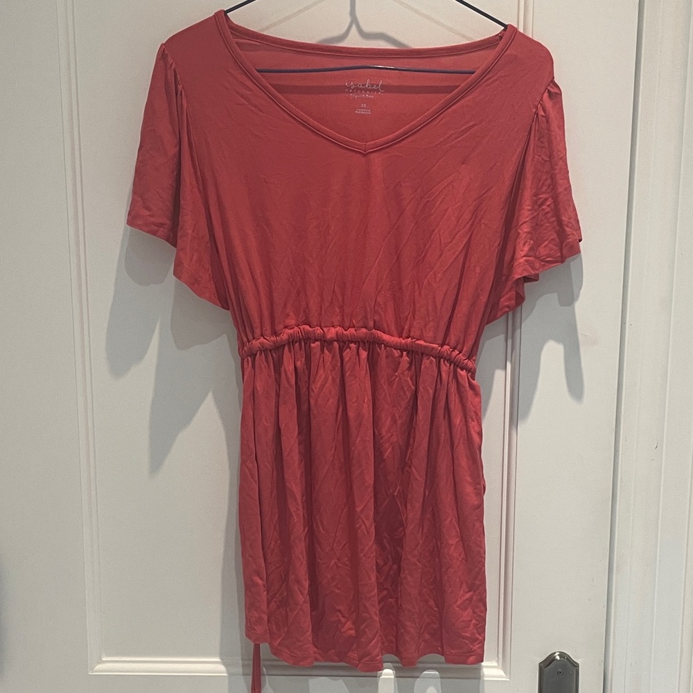 BNWT Isabel Maternity by Ingrid & Isabel Coral flutter Tie Waist Top